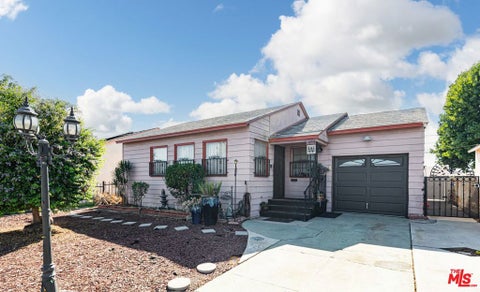 Photo of 14331 S Cahita Avenue, Compton, CA 90220 (MLS # 26994979)