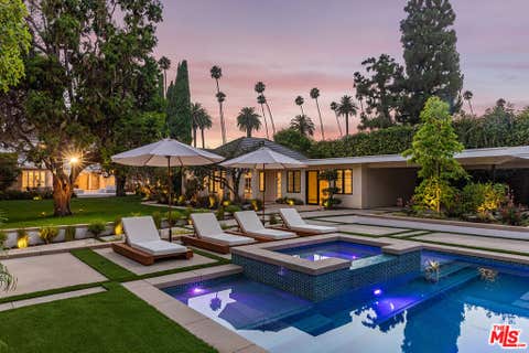 Photo of 702 N Beverly Drive, Beverly Hills, CA 90210 (MLS # 26872595)