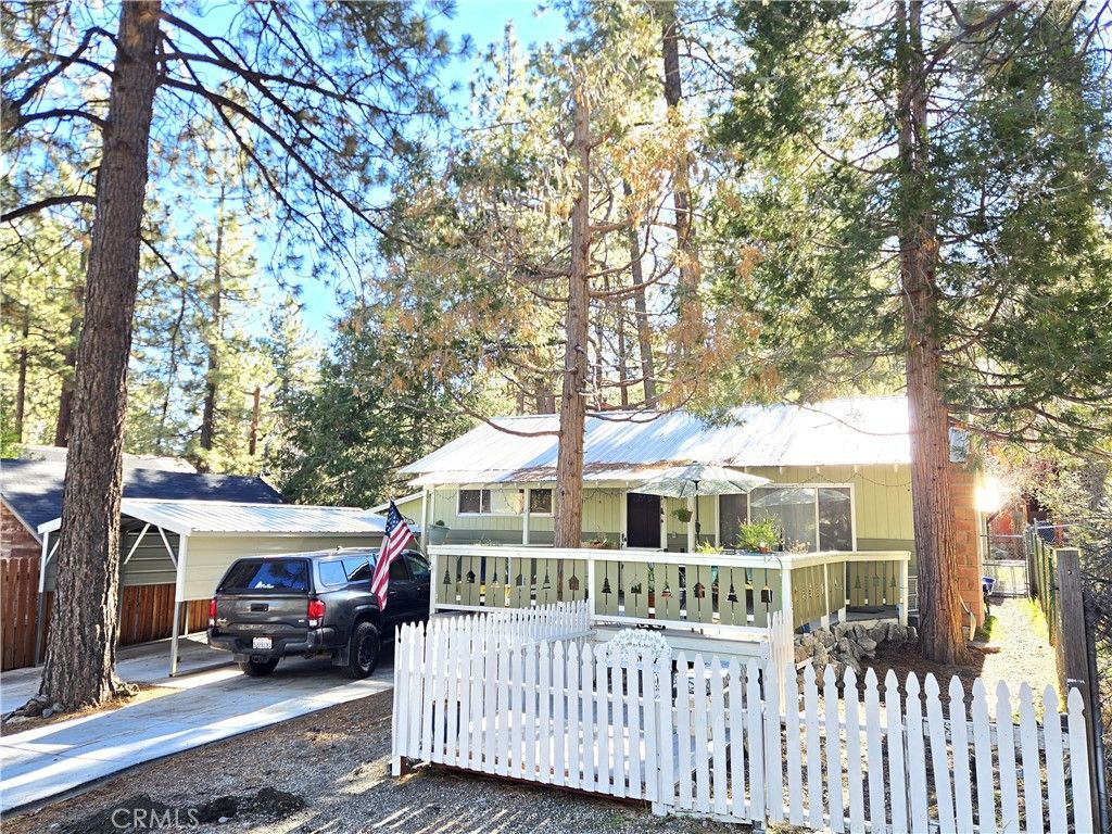 Photo of 1671 Twin Lakes Dr, Wrightwood, CA 92397 (MLS # CV26011146)