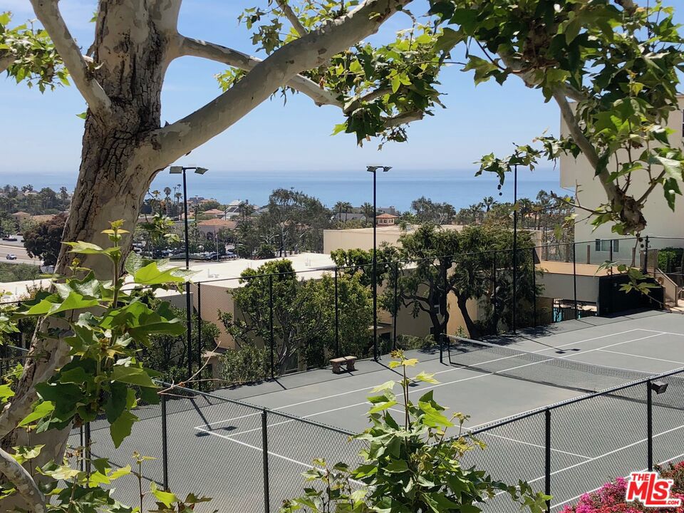 Bright and clean condo with ocean views. Centrally located. Close to restaurants, Whole Foods, beaches and Pepperdine.