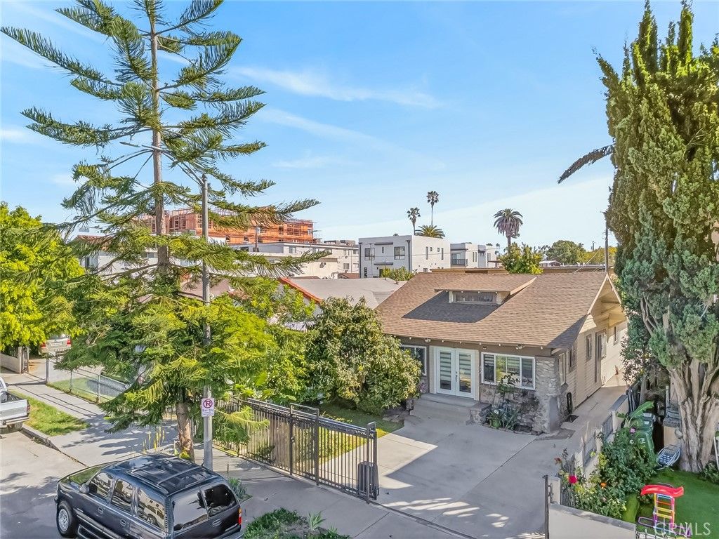 Photo of 512 N Serrano Ave, Los Angeles, CA 90004 (MLS # PW26052714)