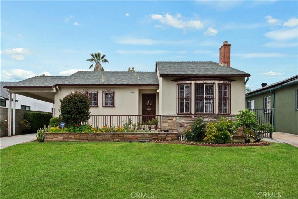 Discover this beautiful home nestled in a sought-after neighborhood of Los Angeles. Featuring a classic living room, this residence boasts two generously sized bedrooms along with an additional room perfect for an office. You'll appreciate the spacious layout throughout the house, offering plenty of room for comfort and relaxation. Step outside to a large backyard, ideal for family gatherings and outdoor activities. This home is a must-see!