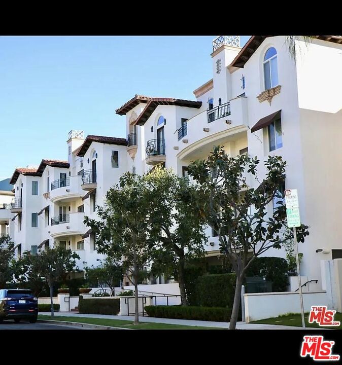 RARE FRONT PENTHOUSE. BEST LOCATION!!!!! LARGEST UNIT IN THE BUILDING. MODERN /CONTEMPORARY STYLE TOP FLOOR FRONT FACING LUXURIOUS 2000 SQFT CONDOMINIUM IN ONE OF THE MOST PRESTIGIOUS HIGH END BUILDING IN STUDIO CITY "STUDIO VILLAS WEST." 2 SEPERATE NON-TANDEM PARKING SPOTS. ACROSS THE STREET FROM CBS/RADFORD STUDIOS, CLOSE TO THE FARMER'S MARKET, ALFREDS COFFEE, JONES ON THIRD, SUSHI ROW, BARS, RESTAURANTS, TRADER JOES, COFFEE BEAN, STARBUCKS, BANKS, PHARMACIES, SHOPS, ETC.....THIS UNIT FEATURES HARDWOOD FLOORS THROUGHOUT, HIGH-CEILINGS, SKYLIGHTS, HUGE BALCONY OFF OF THE LIVING AREA AND SMALL BALCONY OFF OF THE MASTER BEDROOM, 2 WALK-IN CLOSETS, FIRE PLACE, HUGE GOURMET KITCHEN WITH STAINLESS STEEL BOSCH/BERTAZZONI APPLIANCES, FRONT LOADING WASHER/DRYER, BAR, COMPUTER AREA, AND ANY MORE UPGRADES...... WATER IS PAYED FOR BY THE HOA. NON-SMOKING QUIET BUILDING. RENTER OR RENTER'S AGENT TO VERIFY EXACT SQUARE FOOTAGE.