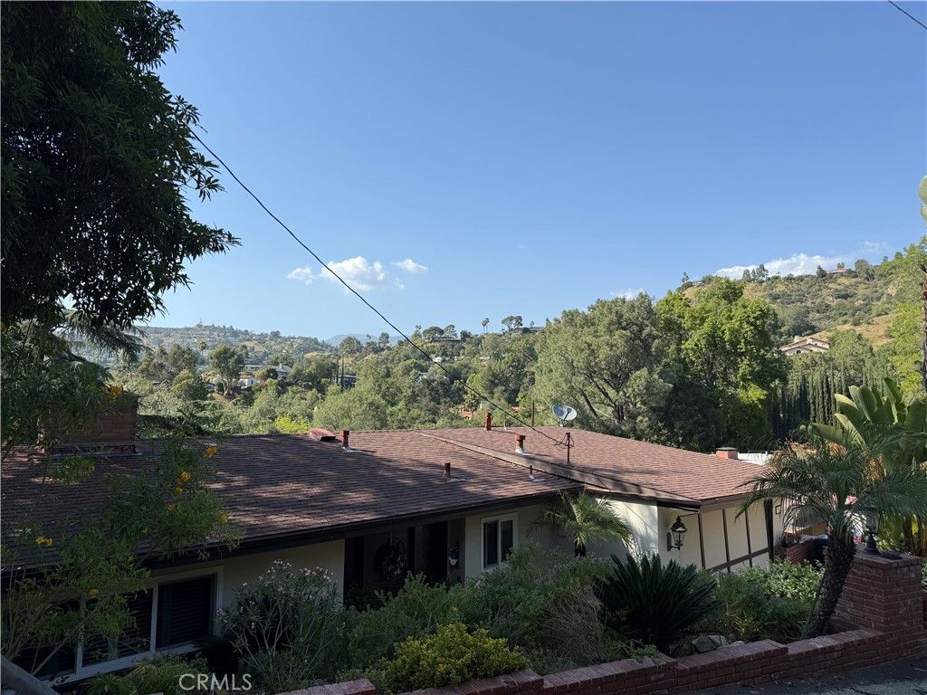 Photo of 3342 Dunsmere Rd, Glendale, CA 91206 (MLS # SR26083818)