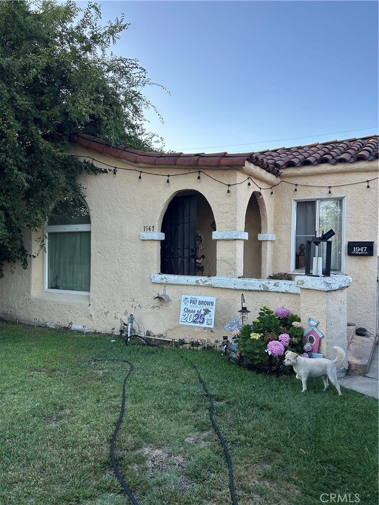 Key Features:
Spacious Layout: 2 bedrooms and 1 bathroom, ideal for small families, first-time buyers, or investors.
Prime Location: Minutes from Huntington Park’s Pacific Ave and a short drive to Downtown LA’s dining, entertainment, and cultural hotspots.
Affordable Price: At $495,000, this home offers unbeatable value in a sought-after LA neighborhood.
Personalization Potential: Ready for cosmetic upgrades to reflect your unique style.
Don’t miss this rare chance to own a home with deep family roots and incredible potential. Schedule a viewing today and start envisioning your future at 1947 E 74th St! victor 562-682-4075