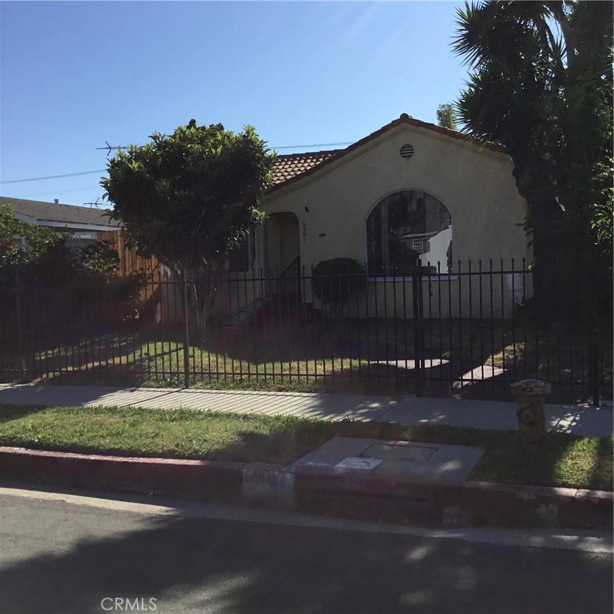INVESTOR SPECIAL WITH GREAT POTENTIAL! FIXER!!! THIS CORNER LOT HOME LOCATED JUST 3.5 MILES FROM SO-FI STADIUM WILL BE A GREAT PURCHASE FOR THE HOME BUYER THAT DON'T MIND FIXING AND UPDATING. THE PROPERTY IS BEING SOLD AS IS AND WILL CONSIDER FHA 203K OFFERS. THERE IS A LARGE LOAN ON THE PROPERTY SO PLEASE ONLY SEND REASONABLE OFFERS THANKS.