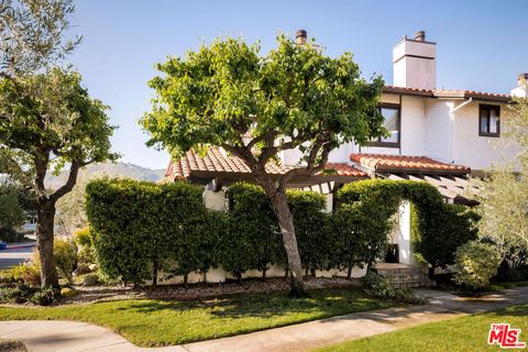 Photo of 1561 Michael Lane, Pacific Palisades, CA 90272 (MLS # 26667475)