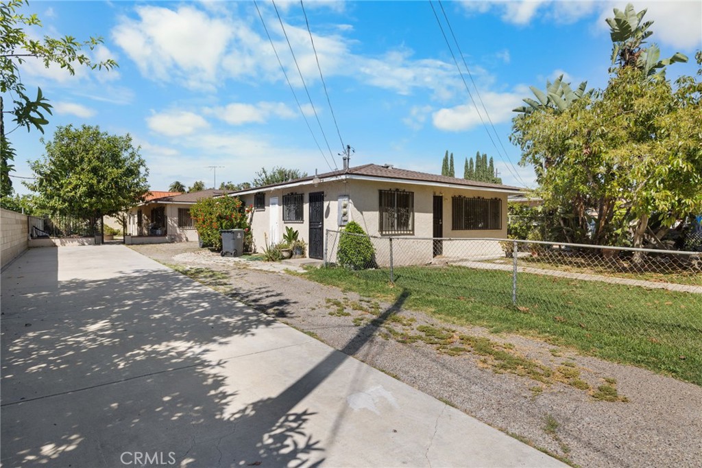 207 E Flora