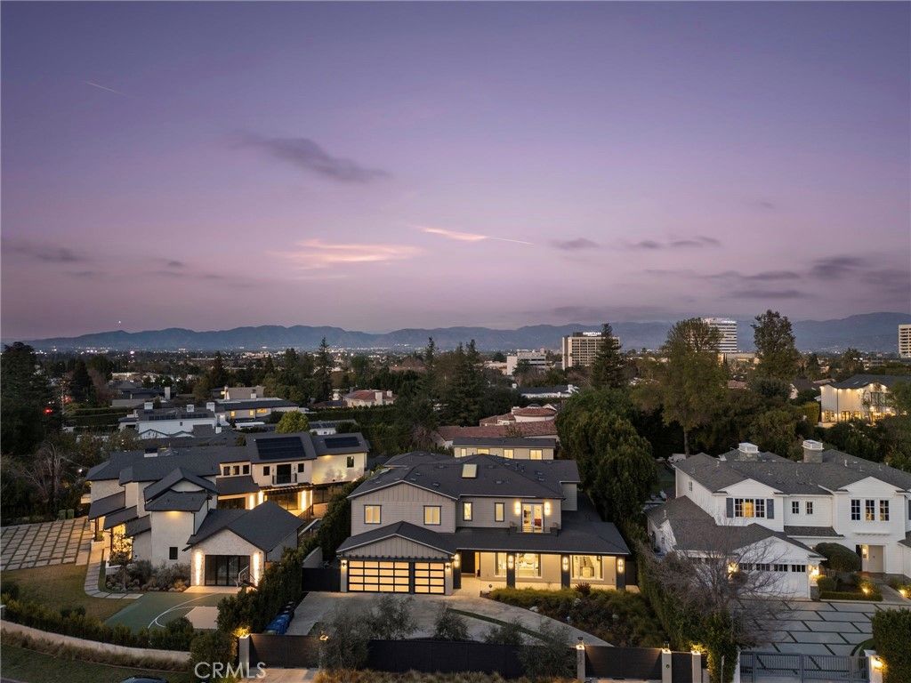 Photo of 15547 Valley Vista Boulevard, Encino, CA 91436 (MLS # SR25252813)