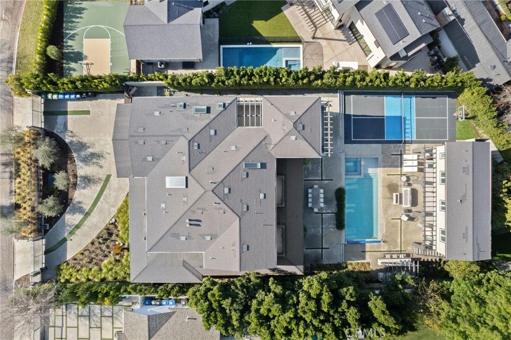 Photo of 15547 Valley Vista Boulevard, Encino, CA 91436 (MLS # SR25252813)