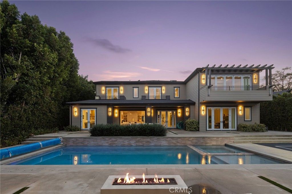 Photo of 15547 Valley Vista Boulevard, Encino, CA 91436 (MLS # SR25252813)