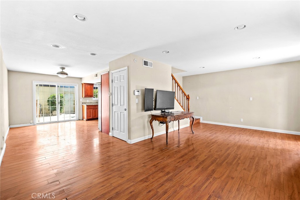 1804 W Glenoaks