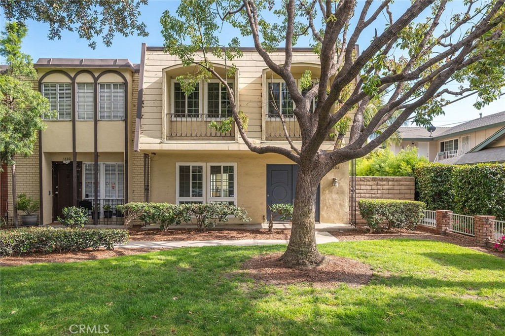 1804 W Glenoaks