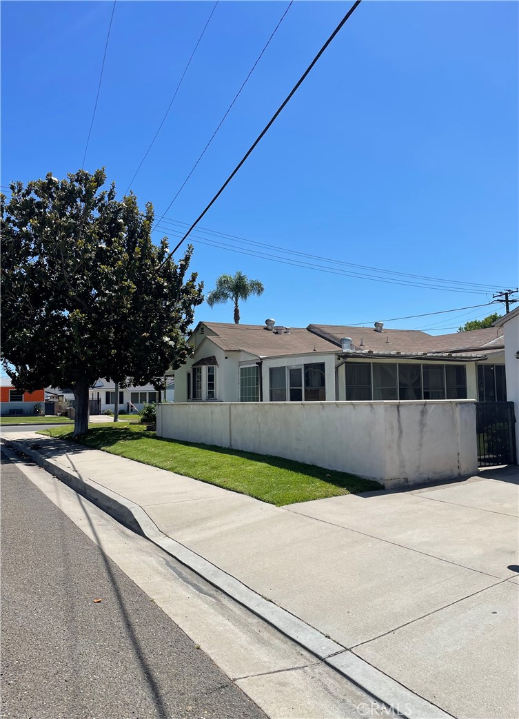 1103 W W Maple Ave