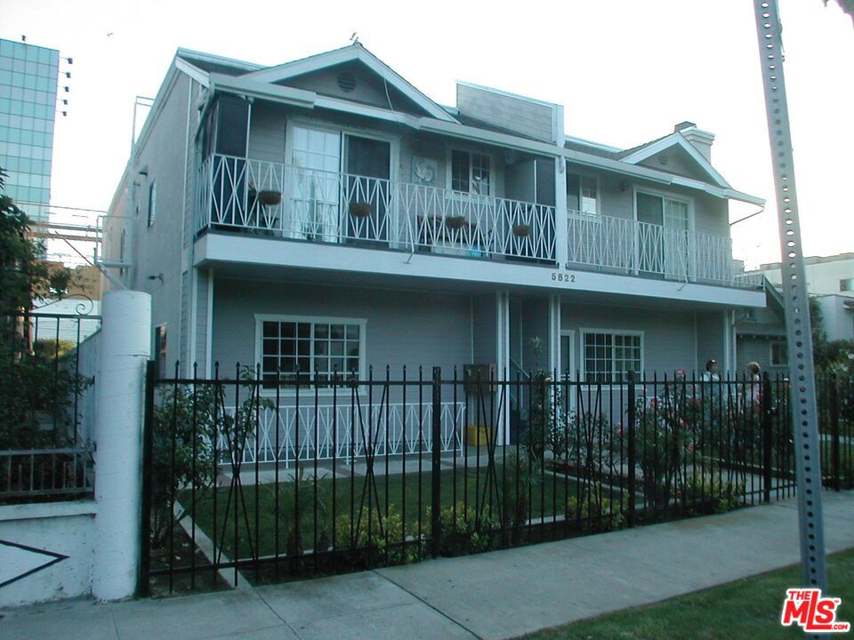 In the most coveted part of Hollywood near the best cultural venues, beautiful new STUDIO in 5-unit building built in 1996, renovated unit with wall air unit, Hardwood floors, new bath and kitchen cabinets. Private entry with Electric gated 1-car parking. Light filled quiet rear corner unit features a tiled kitchen with stainless appliance, new hardwood flooring, plus a large shower. On-site Washer/dryer, easy access to 101, downtown and studios. Walk to the Arc Light, the W hotel, Netflix. Quiet street, an oasis in the heart of the music and entertainment industry for your most discriminating creative clients!!