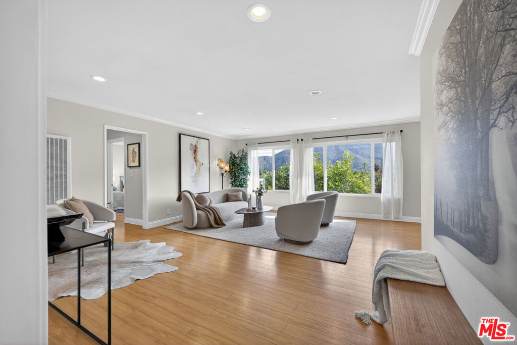 3907 La Crescenta Avenue 203