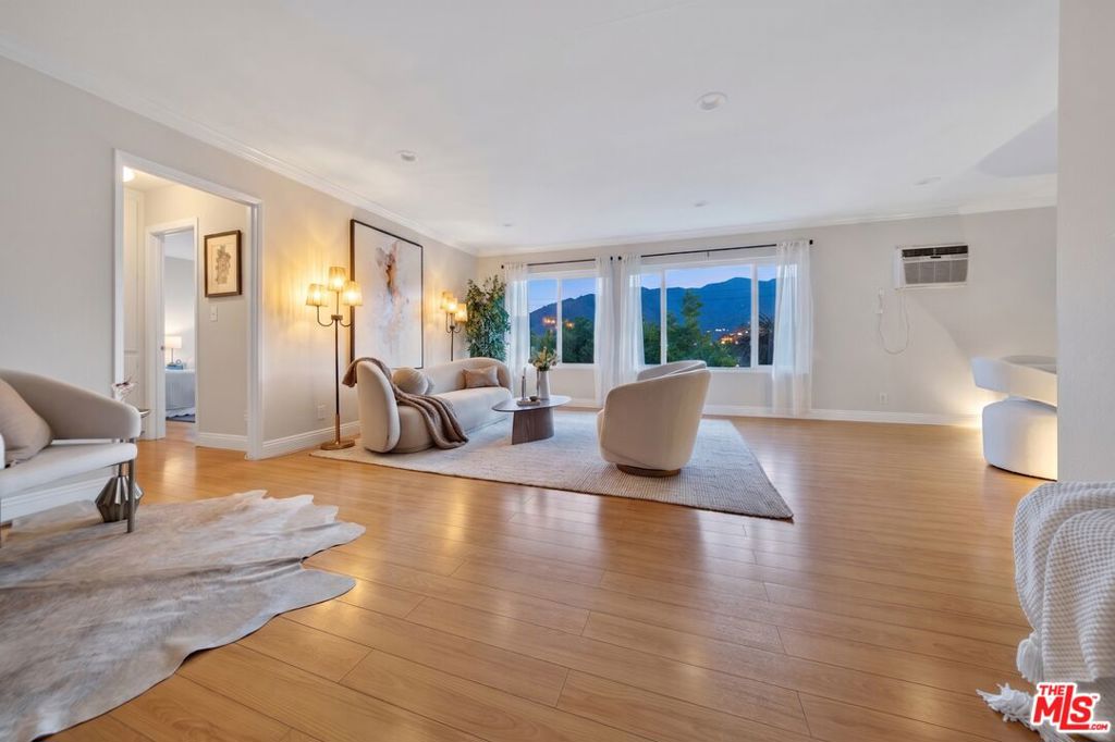 3907 La Crescenta Avenue 203
