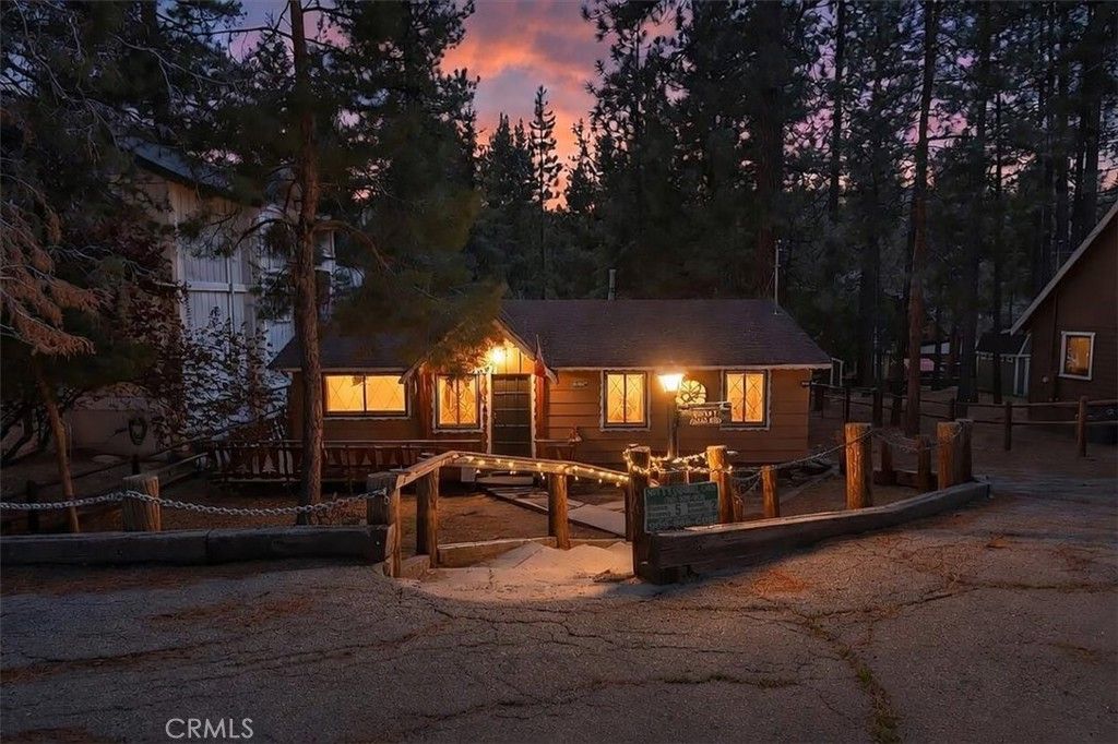 Photo of 42697 Cougar Rd, Big Bear Lake, CA 92315 (MLS # IG26082595)