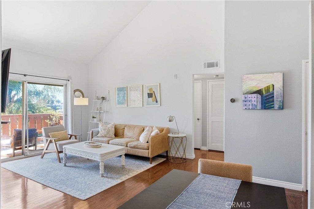 384 Redondo AVE