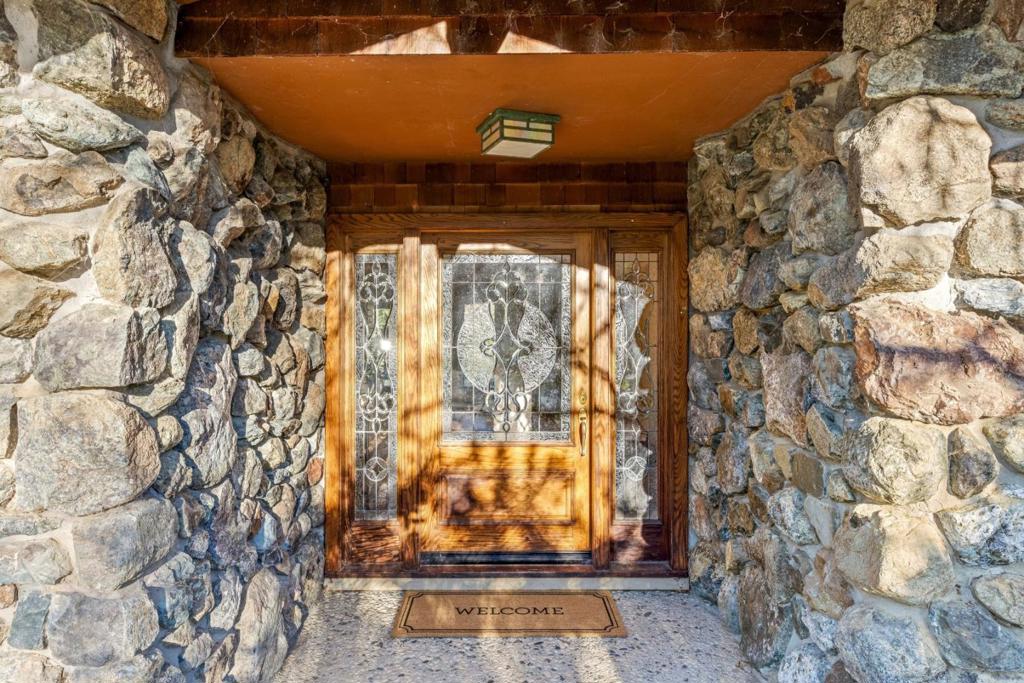 6915 Redwood Retreat Road