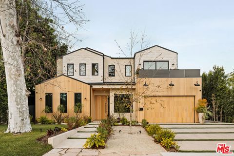 Photo of 11937 Addison Street, Valley Village, CA 91607 (MLS # 26649273)