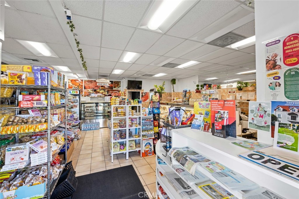 6023 Reseda Boulevard