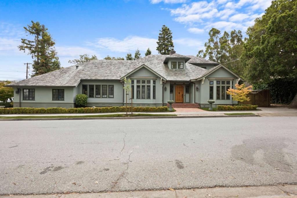1901 Carmelita Avenue