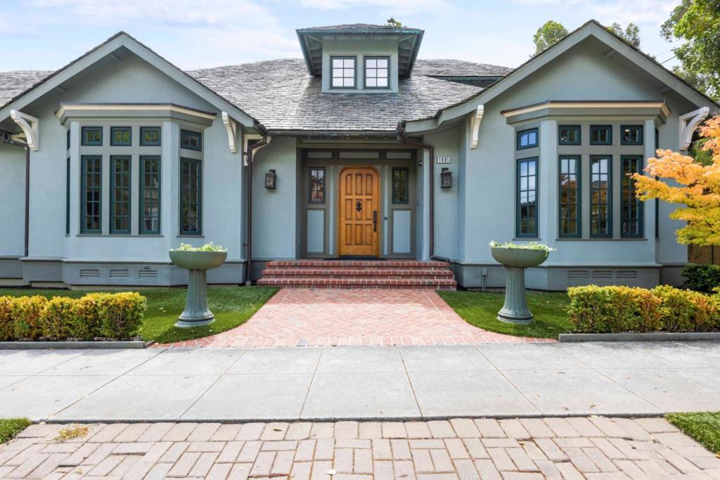 1901 Carmelita Avenue