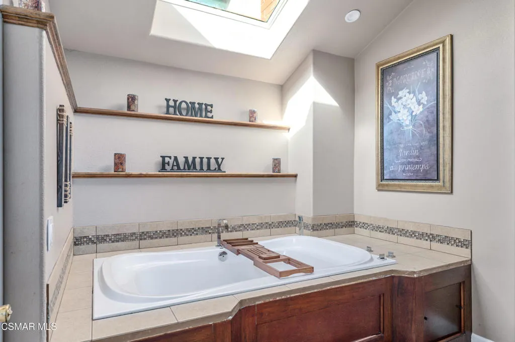 Newbury Park, California 91320, United States, 4 Bedrooms Bedrooms, ,3 BathroomsBathrooms,Residential,Active,215777