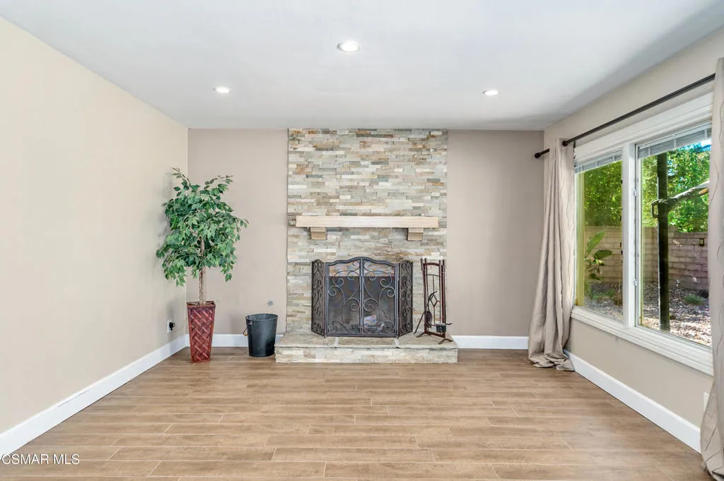 Newbury Park, California 91320, United States, 4 Bedrooms Bedrooms, ,3 BathroomsBathrooms,Residential,Active,215777