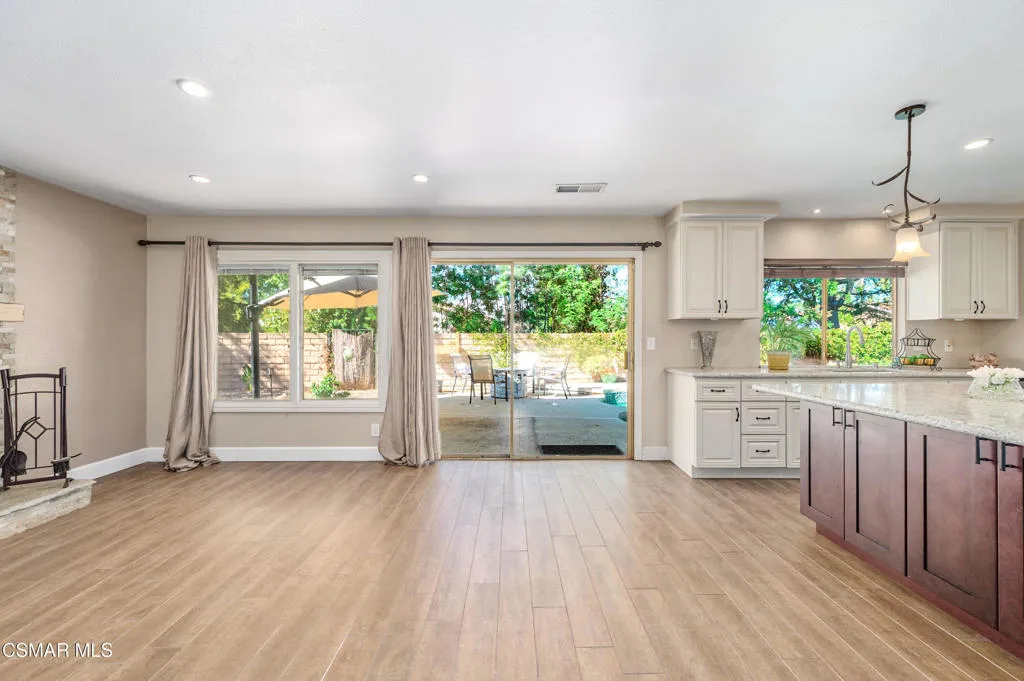 Newbury Park, California 91320, United States, 4 Bedrooms Bedrooms, ,3 BathroomsBathrooms,Residential,Active,215777