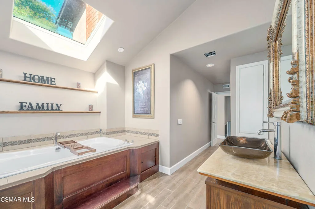 Newbury Park, California 91320, United States, 4 Bedrooms Bedrooms, ,3 BathroomsBathrooms,Residential,Active,215777