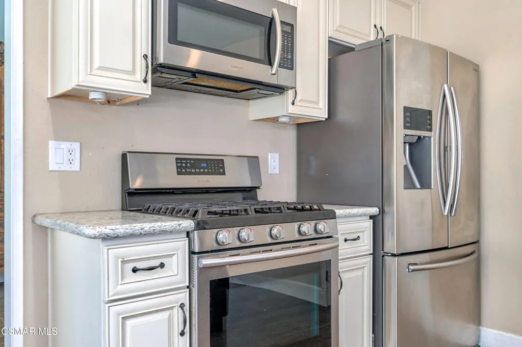 Newbury Park, California 91320, United States, 4 Bedrooms Bedrooms, ,3 BathroomsBathrooms,Residential,Active,215777