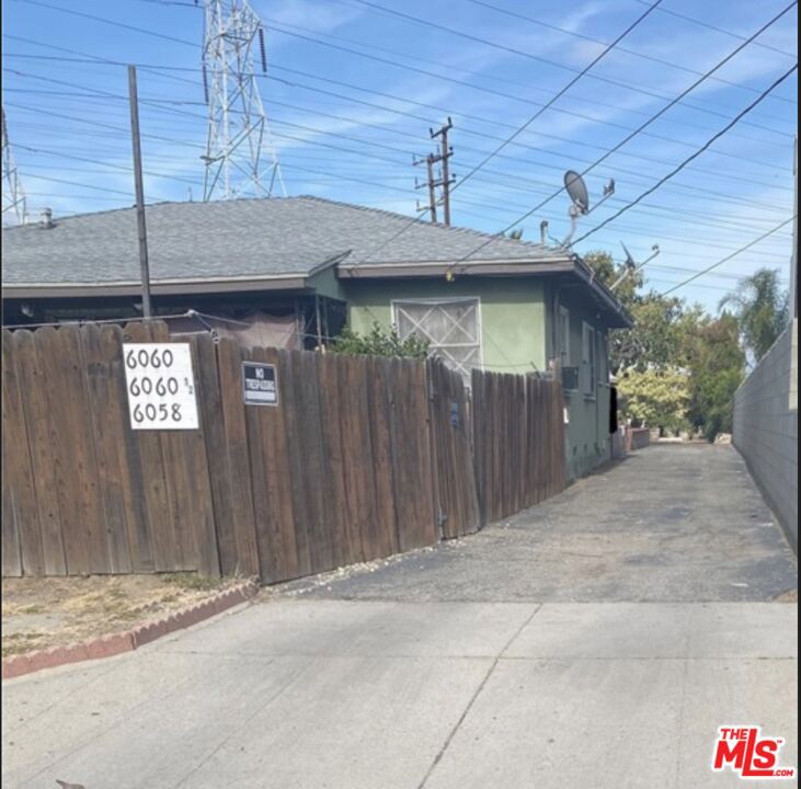 VACANT 3 UNIT BUILDING on 15 k foot lot ! - This is a fantastic opportunity to purchase a fully vacant tri plex. There are 3 bungalows on this lot with room to add on . The bungalows are a fantastic unit mix of 3 +2, 2+1 , and 2+1. The lot is street to street making it an incredible opportunity to develop. With bonus density allotments you can build up to 15 units plus 4 ADU's. This is an AS IS sale . No work will be done.