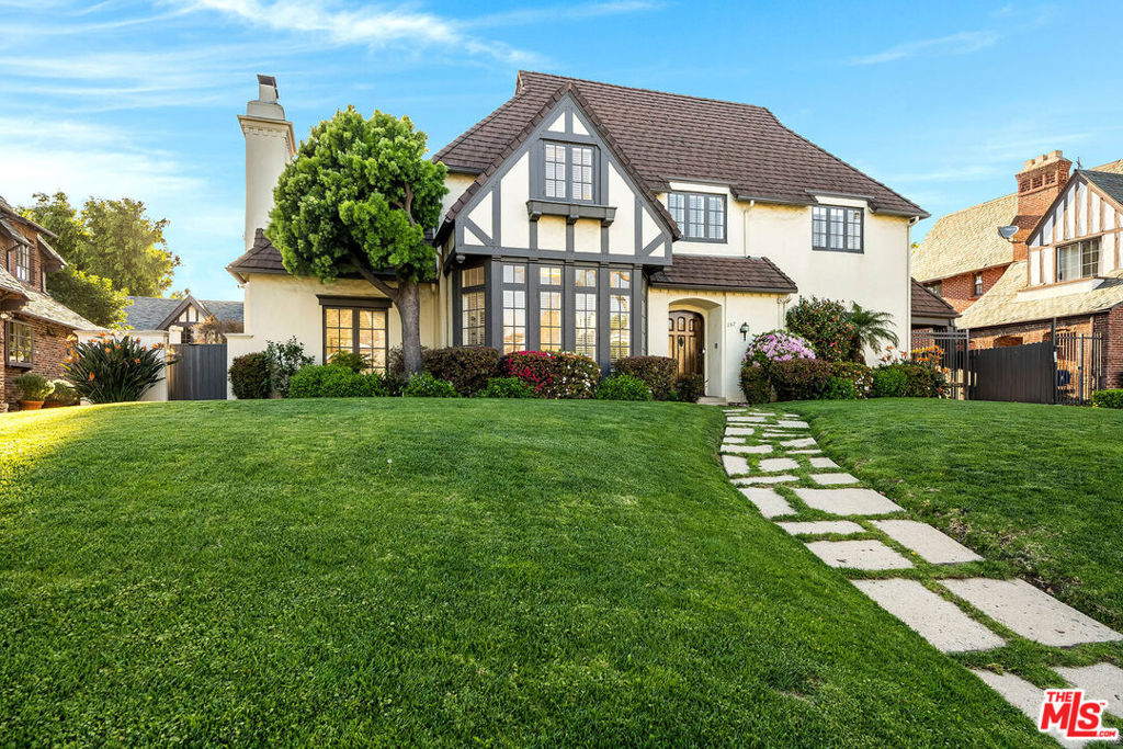 157 N Las Palmas Avenue