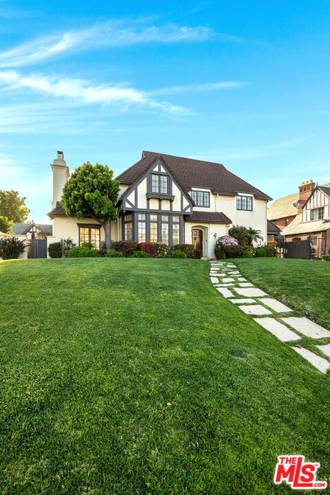 157 N Las Palmas Avenue