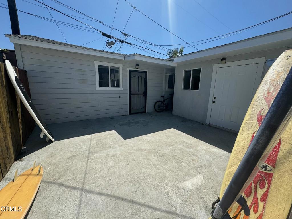 Tucked behind a privacy fence, this charming 1-bedroom home offers a spacious private patio perfect for outdoor living and entertaining. Inside, you'll find an open kitchen and living area, a generously sized bedroom, and a versatile bonus room ideal for an office or creative studio. Just minutes from USC, major freeways, and the vibrant energy of Downtown Los Angeles. Recently updated, this residence combines classic bungalow character with modern upgrades for today's lifestyle.