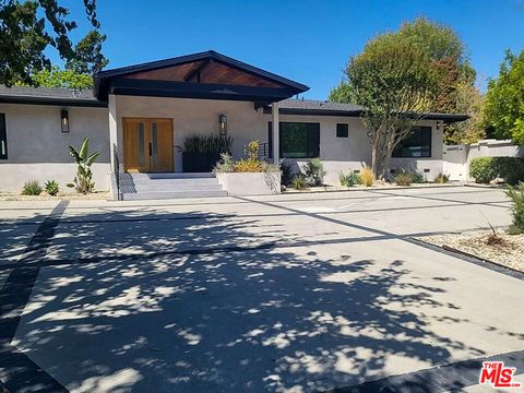 Photo of 17227 Benner Place, Encino, CA 91316 (MLS # 25603401)