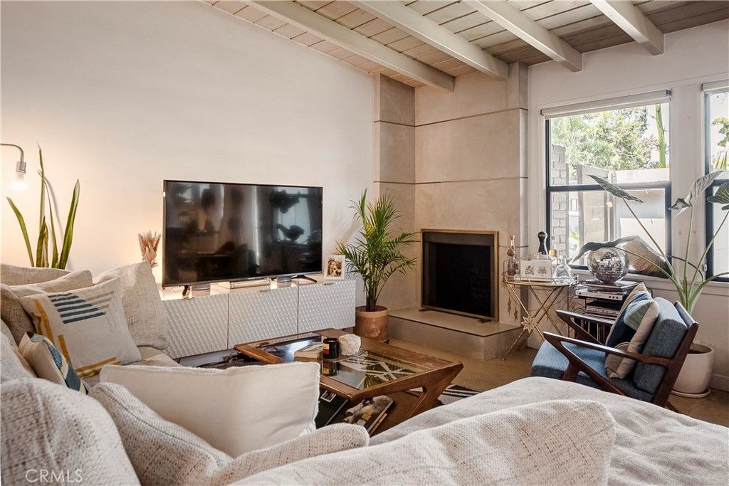 Photo of 324 Chestnut Avenue, Los Angeles, CA 90042 (MLS # SR25196298)