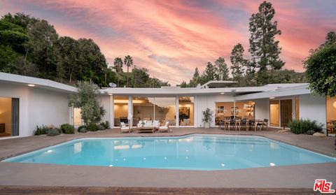 Photo of 1121 Loma Vista Drive, Beverly Hills, CA 90210 (MLS # 26686619)