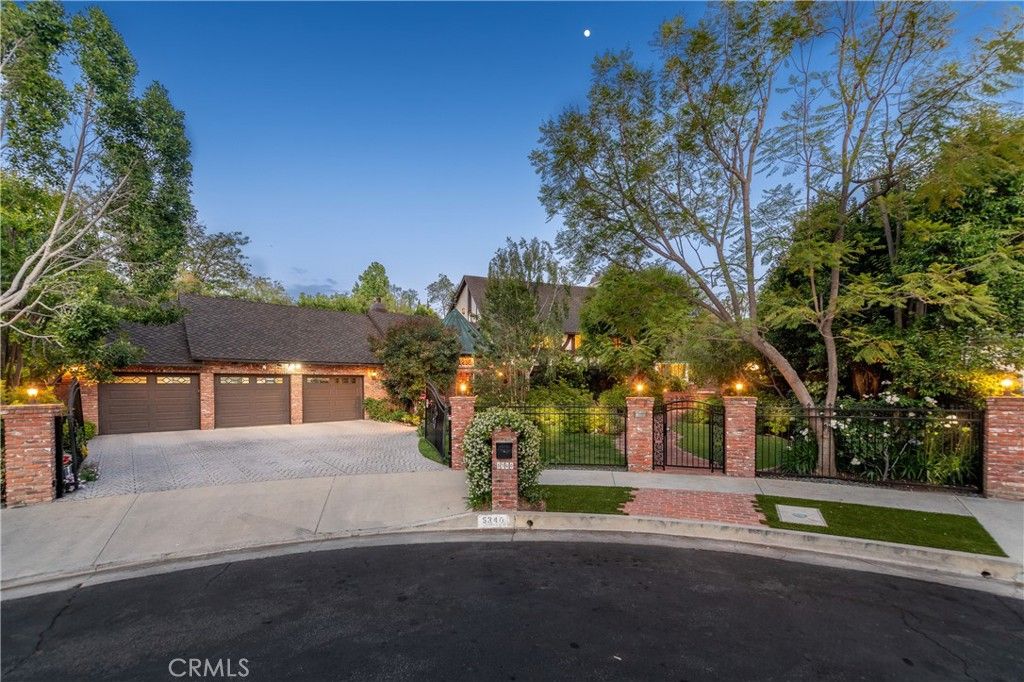 Photo of 5340 Calvin Avenue, Tarzana, CA 91356 (MLS # SR26091465)