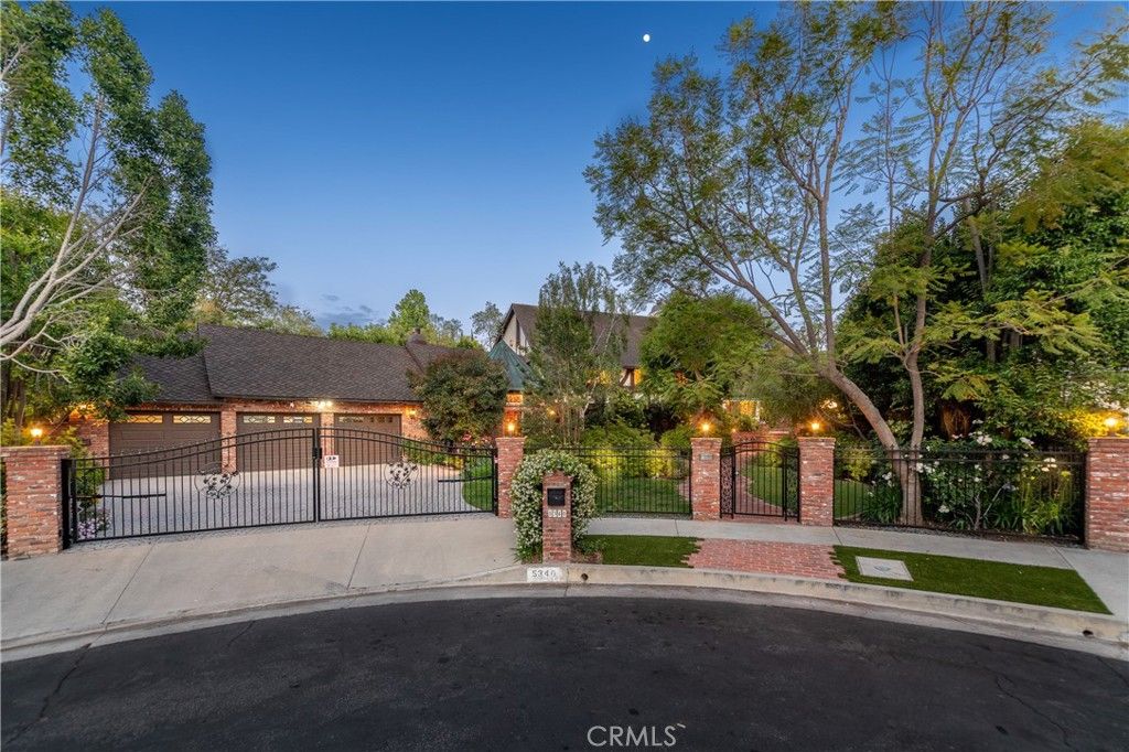 Photo of 5340 Calvin Avenue, Tarzana, CA 91356 (MLS # SR26091465)