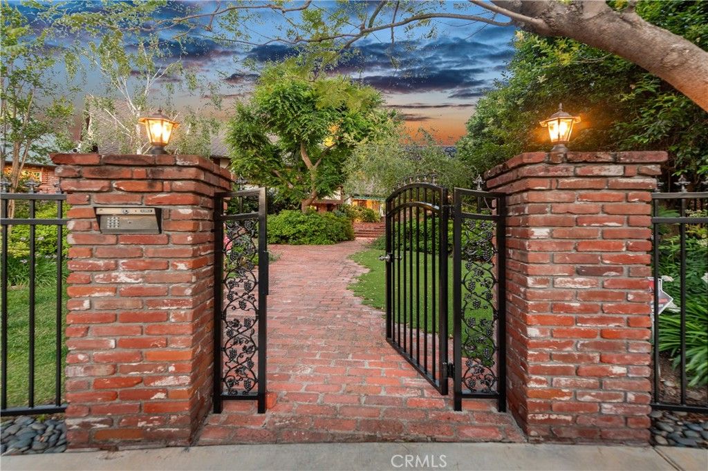 Photo of 5340 Calvin Avenue, Tarzana, CA 91356 (MLS # SR26091465)