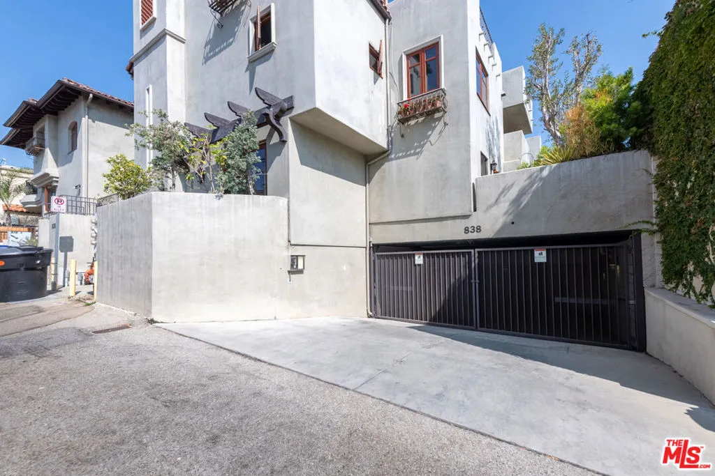 Santa Monica, California 90403, United States, 2 Bedrooms Bedrooms, ,3 BathroomsBathrooms,Residential,Active,157019