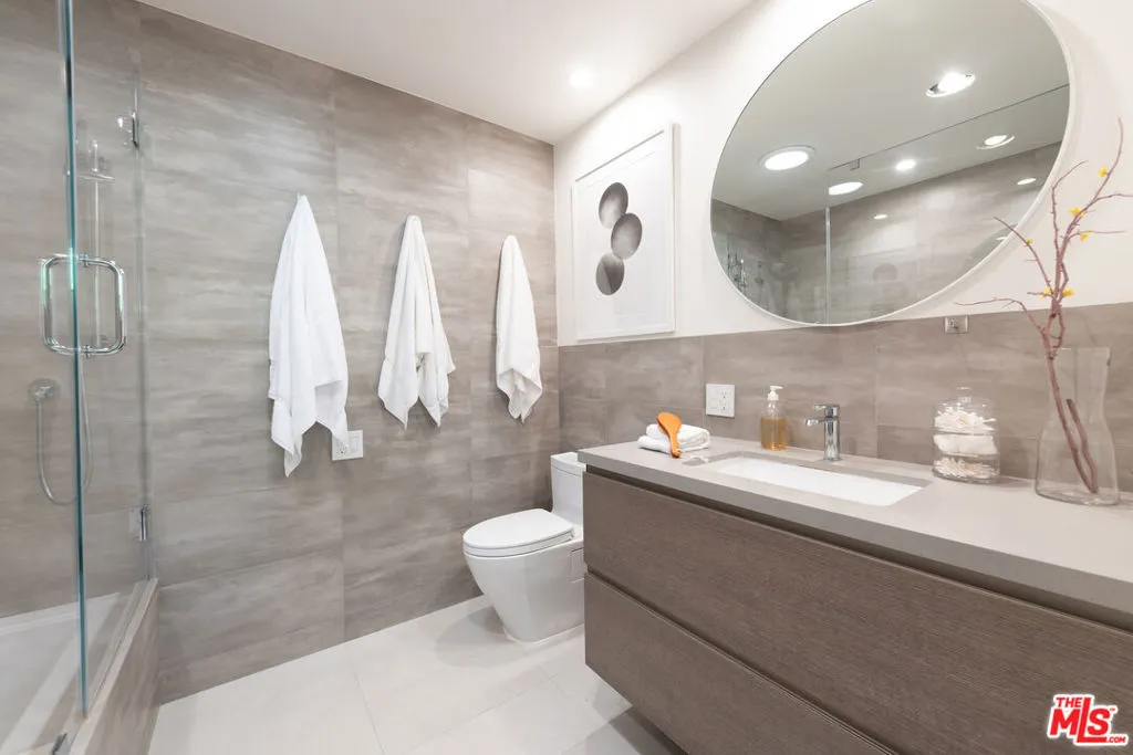 Encino, California 91436, United States, 5 Bedrooms Bedrooms, ,6 BathroomsBathrooms,Residential,Active,236038