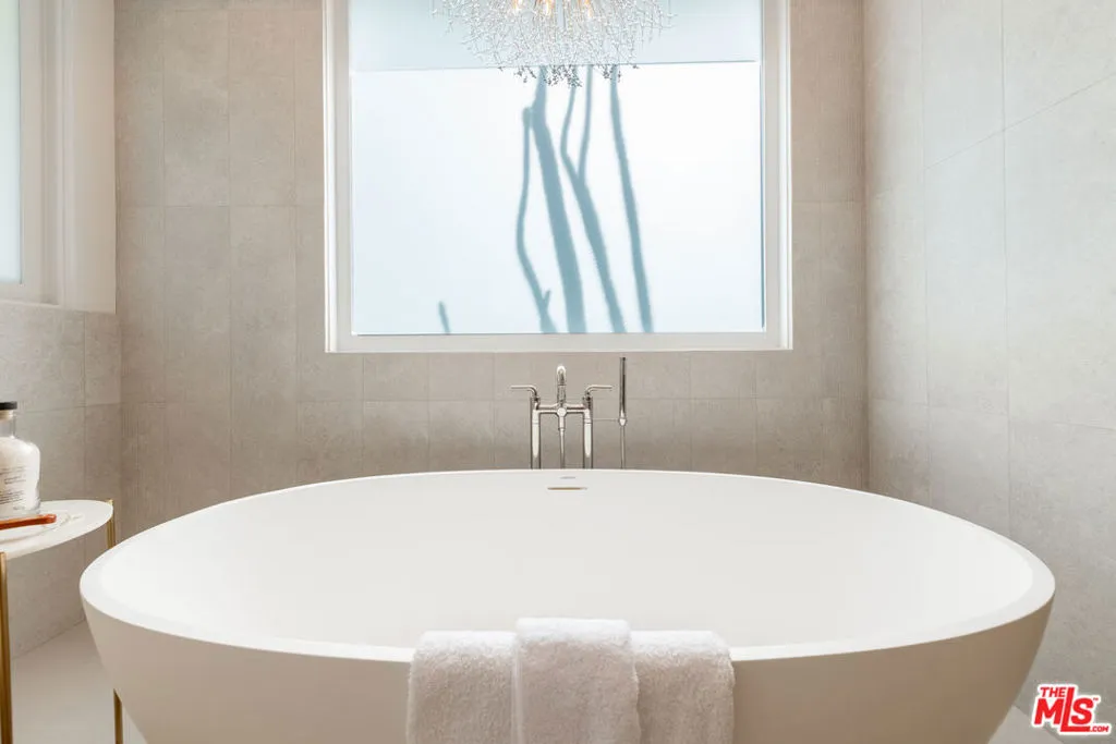 Encino, California 91436, United States, 5 Bedrooms Bedrooms, ,6 BathroomsBathrooms,Residential,Active,236038