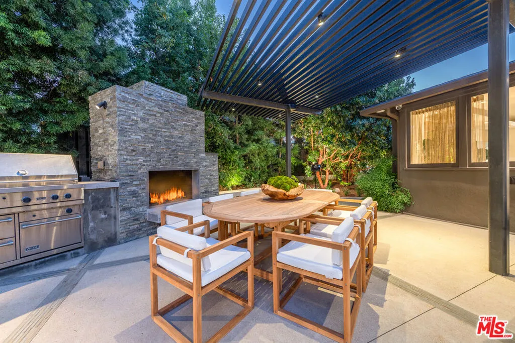 Encino, California 91436, United States, 5 Bedrooms Bedrooms, ,6 BathroomsBathrooms,Residential,Active,236038