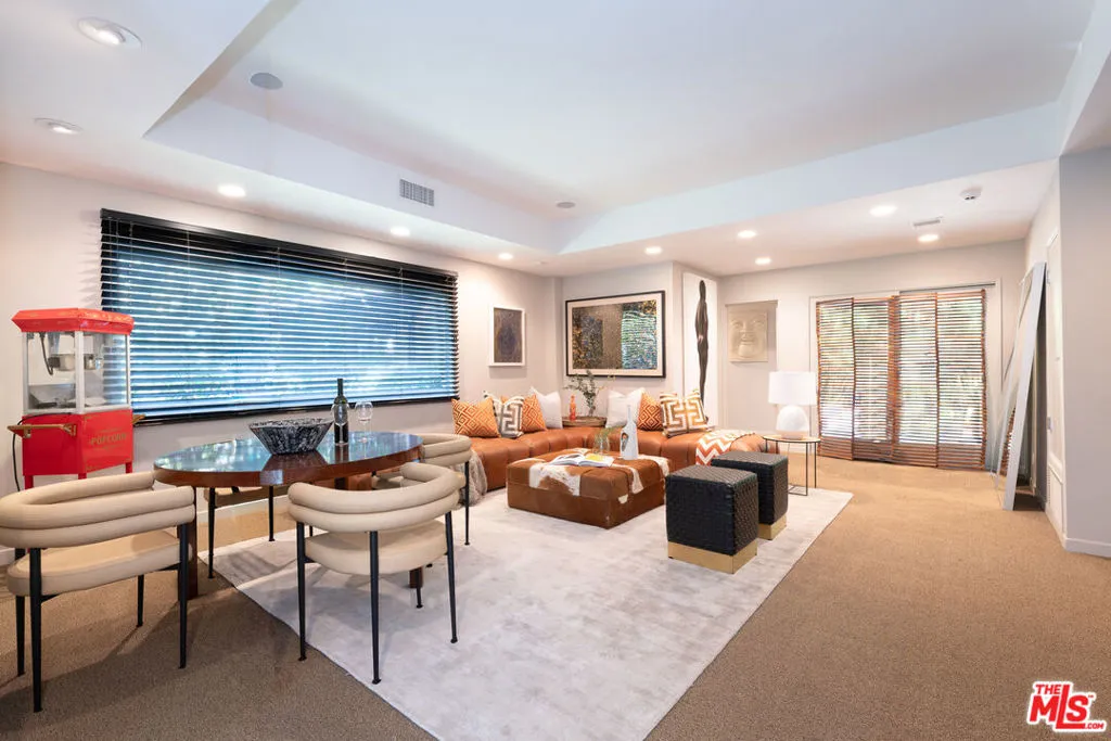 Encino, California 91436, United States, 5 Bedrooms Bedrooms, ,6 BathroomsBathrooms,Residential,Active,236038