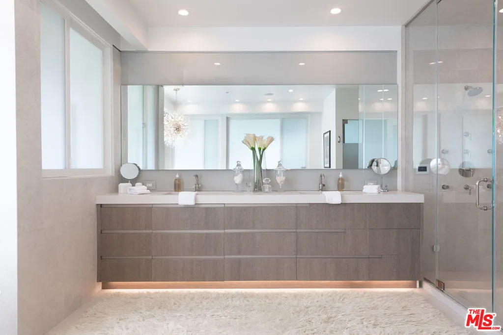 Encino, California 91436, United States, 5 Bedrooms Bedrooms, ,6 BathroomsBathrooms,Residential,Active,236038