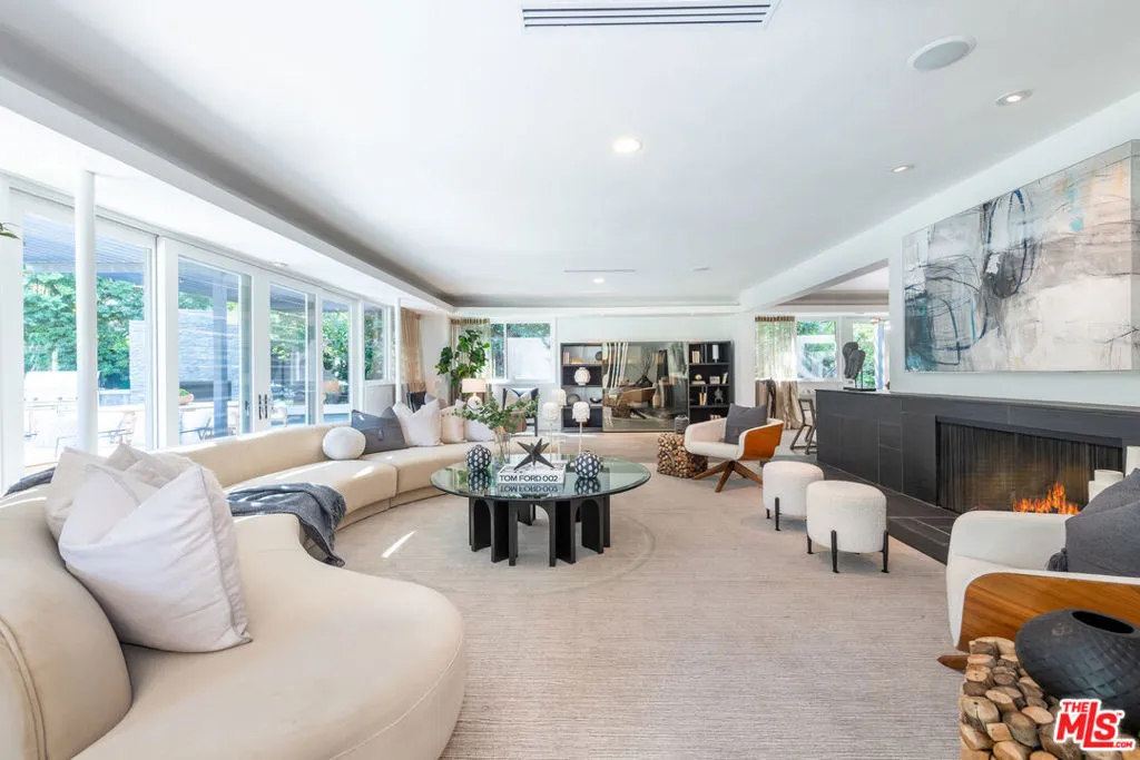 Encino, California 91436, United States, 5 Bedrooms Bedrooms, ,6 BathroomsBathrooms,Residential,Active,236038